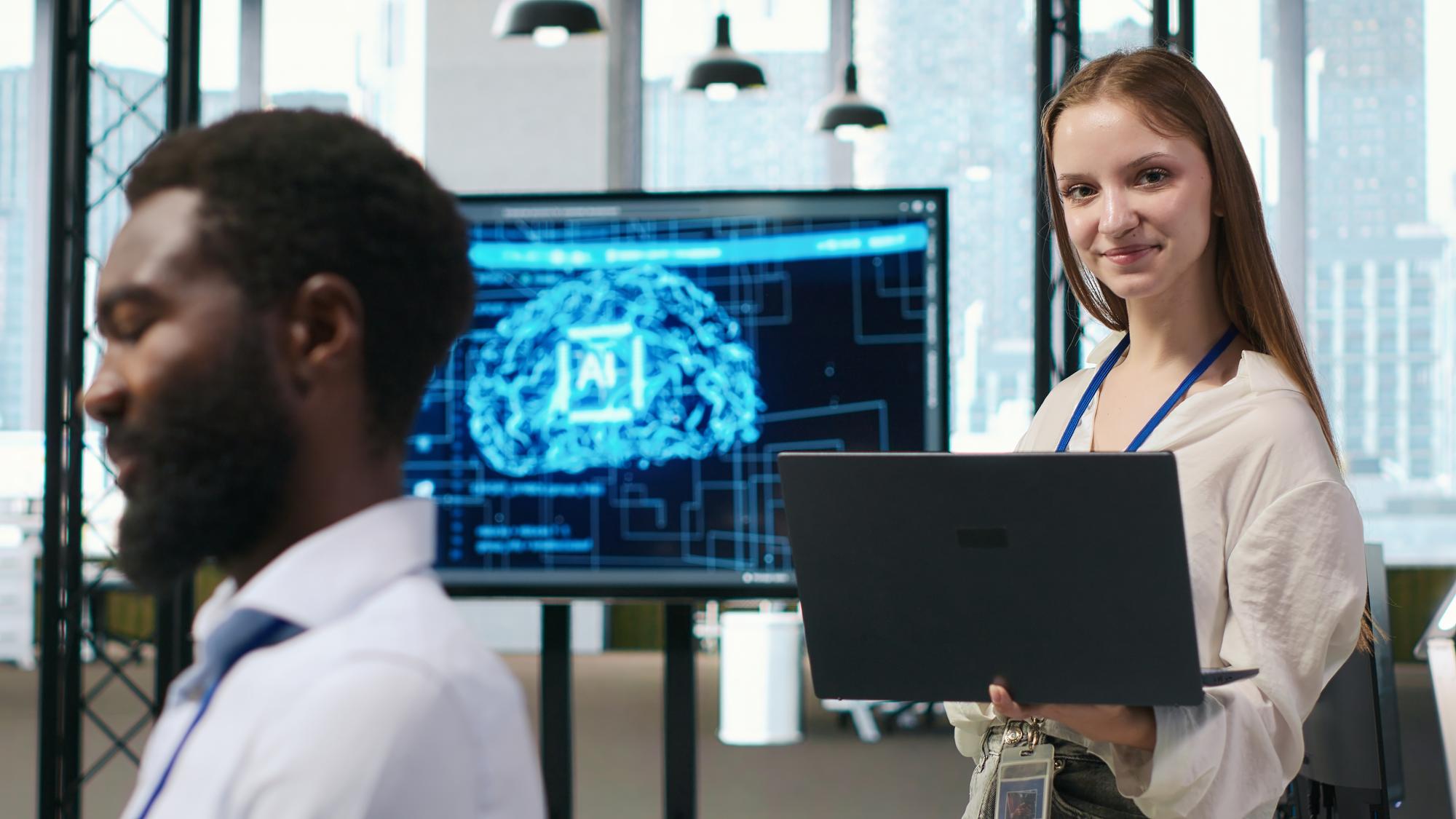 Collaboratrice expérimentant un assistant IA dans un contexte professionnel