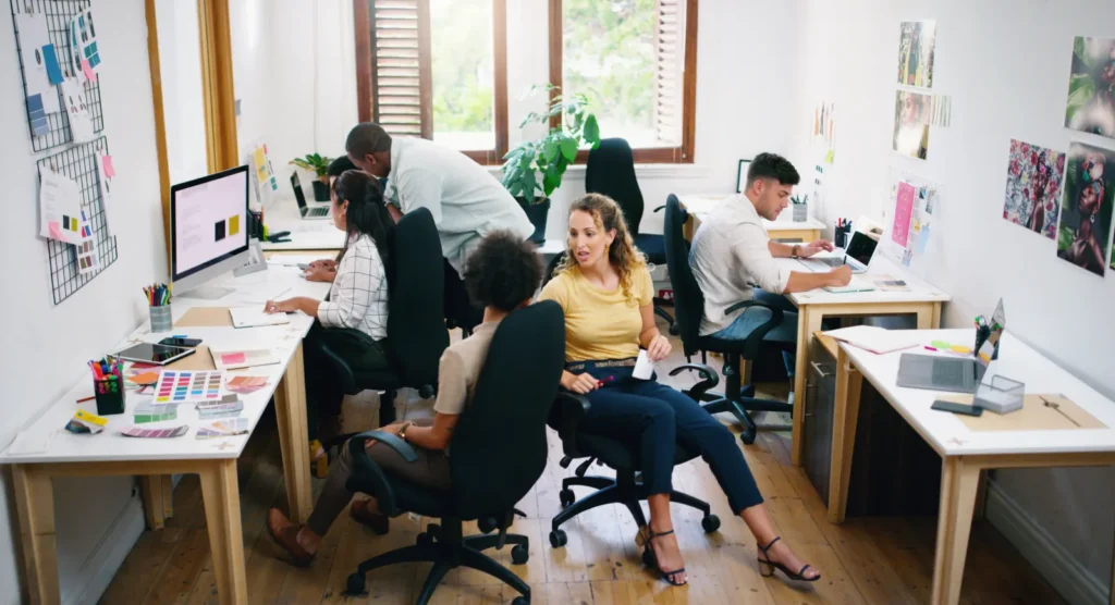 Équipe professionnelle échangeant autour d’un projet numérique