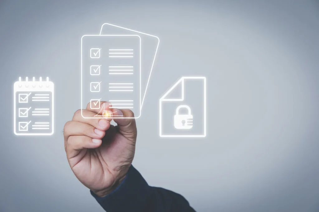 Une main valide une liste de contrôle à côté d’un document verrouillé : la décision signée et vérifiable.